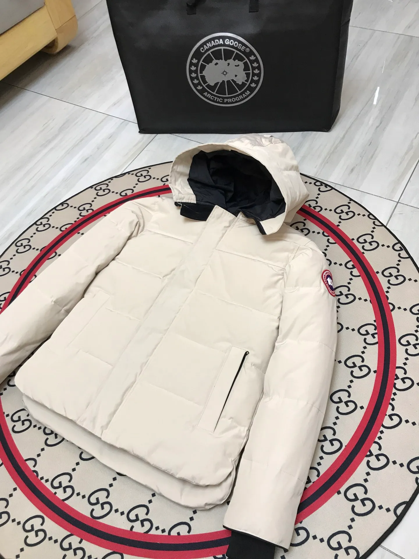 P640 Canada Goose MacMillan parka 17 styles for men and women, short style without fur collar, Arctic and Antarctic scientific expedition teams and others choose Canada Goose as their winter wear, the Rolls-Royce of down jackets. ➖ Industry-leading anti-counterfeiting chip sensing. ➖ Imported Behringer embroidery machines and customized embroidery labels, the highest level and industry leading. ➖ Imported Korean 21-count polyester-cotton blended original fabric, TC85 waterproof coated fabric, water-repellent, windproof and wear-resistant. ➖ The new national standard 80 white duck down is filled with an average of 520 grams of down. The amount of down filled is industry-leading. ➖ 100% nylon lining with double double-layer sealing design to prevent velvet running, and seamless thread design on the cuffs! ➖ Western Canadian Green Wolf Collar. ➖ Yoshida YKK provides original factory-customized electroplated sliders. YKK two-way lockable zippers are tight and smooth and do not peel off paint. ➖ 3M composite Velcro is durable and the accessories and hardware are all custom-made. Note: Our copywriting is only simple and clear. Instead of bragging about the copywriting, it is better to compare and understand with samples. Only for the purest goose, the most dedicated, the most professional, the highest quality, the highest cost performance! Color: green gray red off-white navy black SIZE: S-XXL [with size chart]